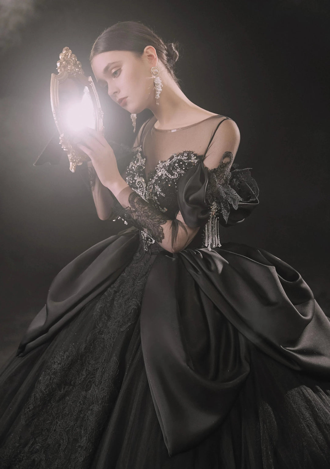 Abito da sposa nero drammatico con gonna a palloncino, scollo a illusione, maniche a sbuffo in raso, pizzo perline e strascico oversize E-305