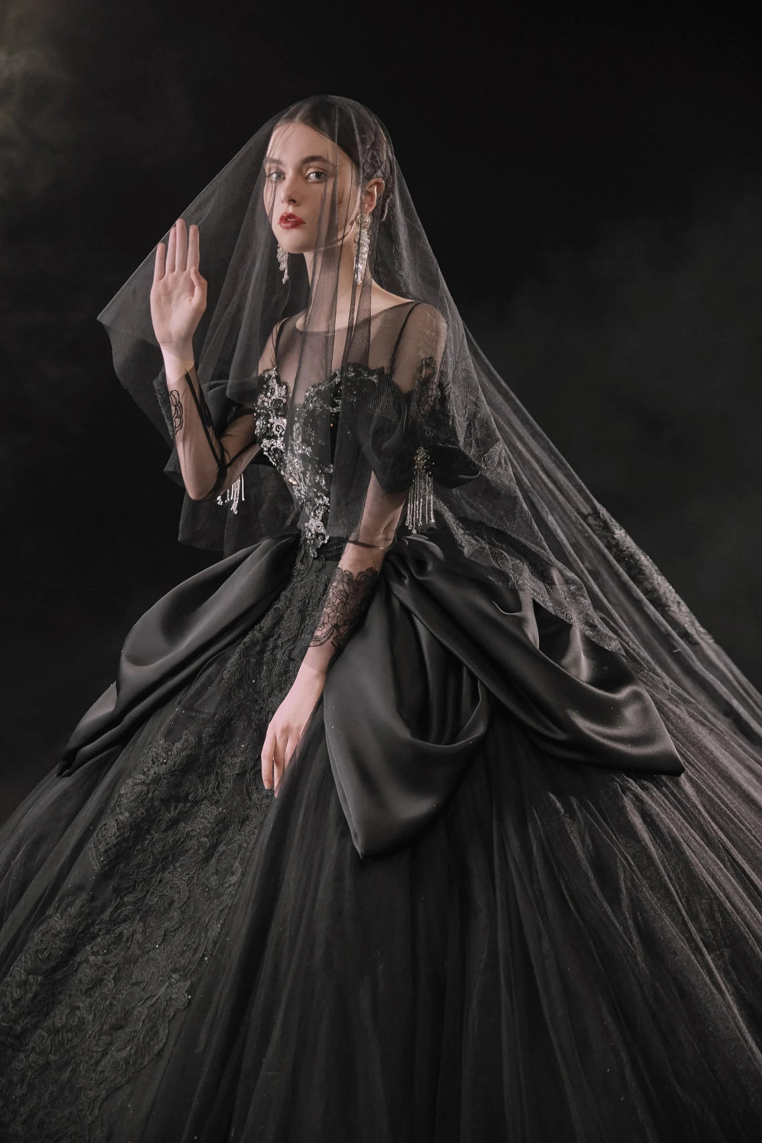 Abito da sposa nero drammatico con gonna a palloncino, scollo a illusione, maniche a sbuffo in raso, pizzo perline e strascico oversize E-305