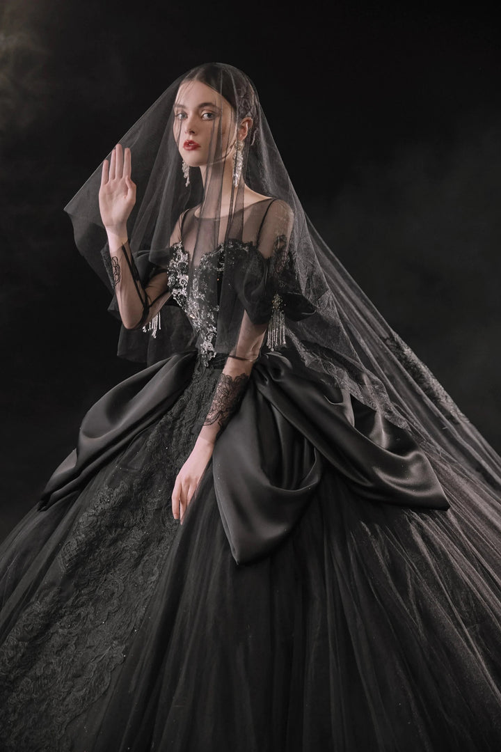 Abito da sposa nero drammatico con gonna a palloncino, scollo a illusione, maniche a sbuffo in raso, pizzo perline e strascico oversize E-305