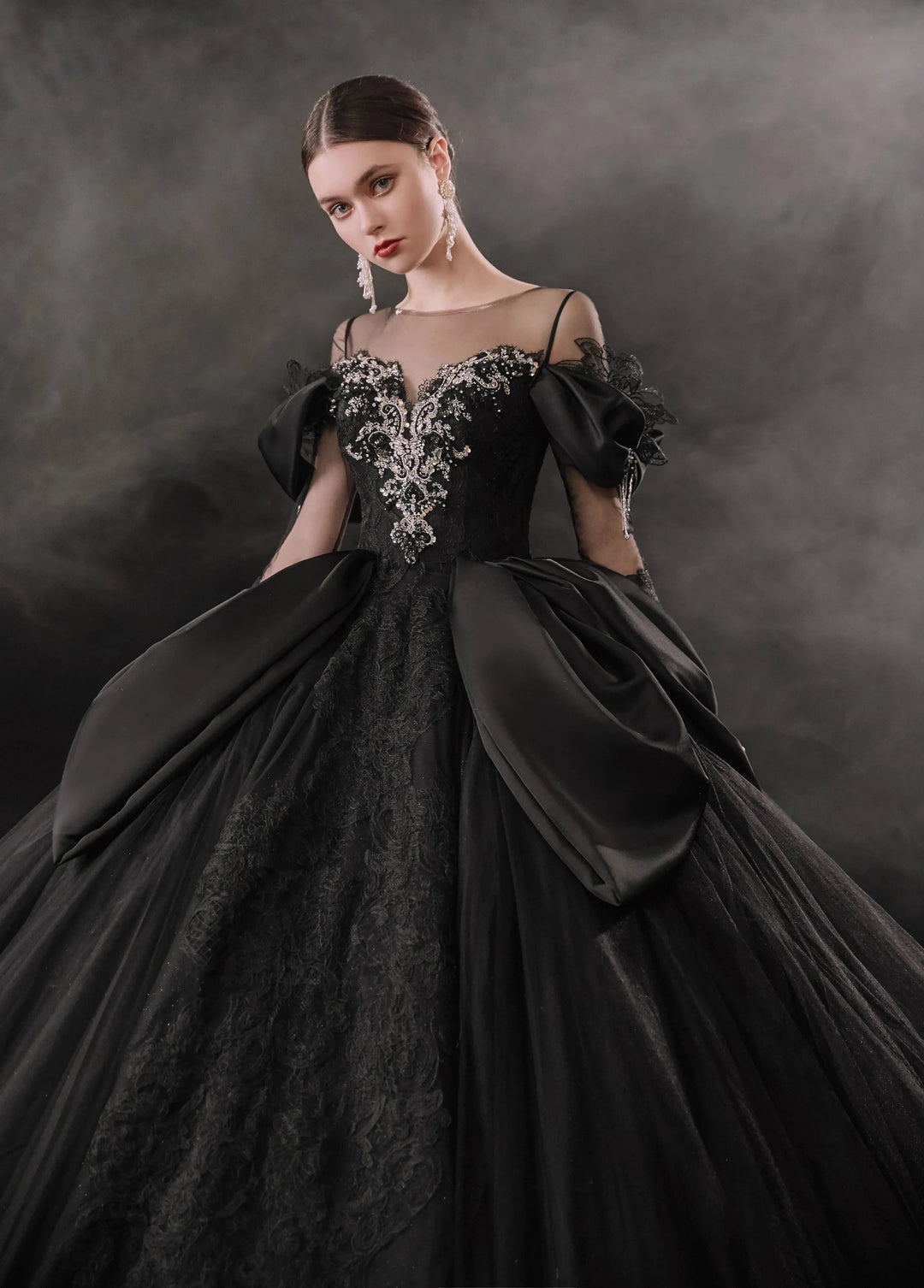 Abito da sposa nero drammatico con gonna a palloncino, scollo a illusione, maniche a sbuffo in raso, pizzo perline e strascico oversize E-305