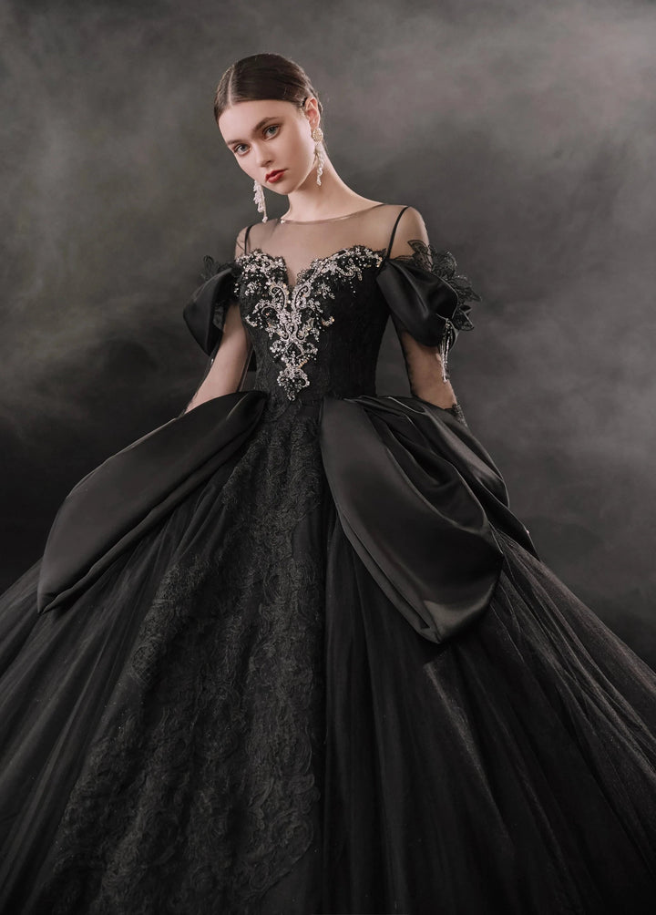 Abito da sposa nero drammatico con gonna a palloncino, scollo a illusione, maniche a sbuffo in raso, pizzo perline e strascico oversize E-305