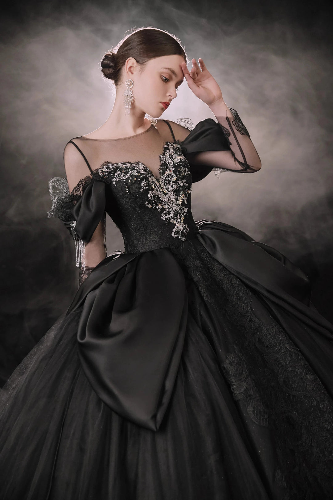Abito da sposa nero drammatico con gonna a palloncino, scollo a illusione, maniche a sbuffo in raso, pizzo perline e strascico oversize E-305