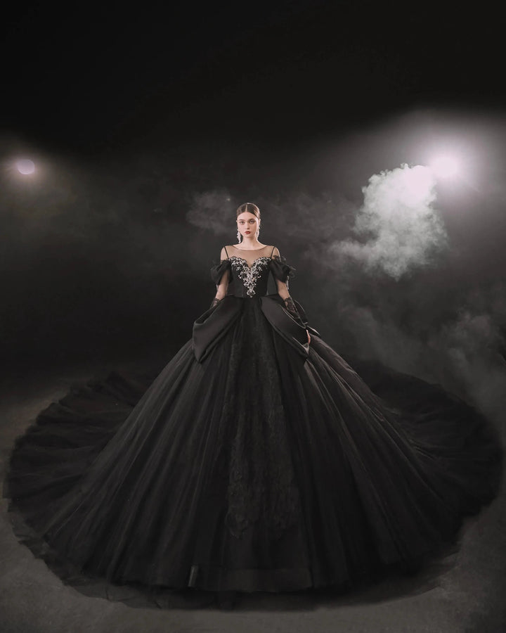 Abito da sposa nero drammatico con gonna a palloncino, scollo a illusione, maniche a sbuffo in raso, pizzo perline e strascico oversize E-305