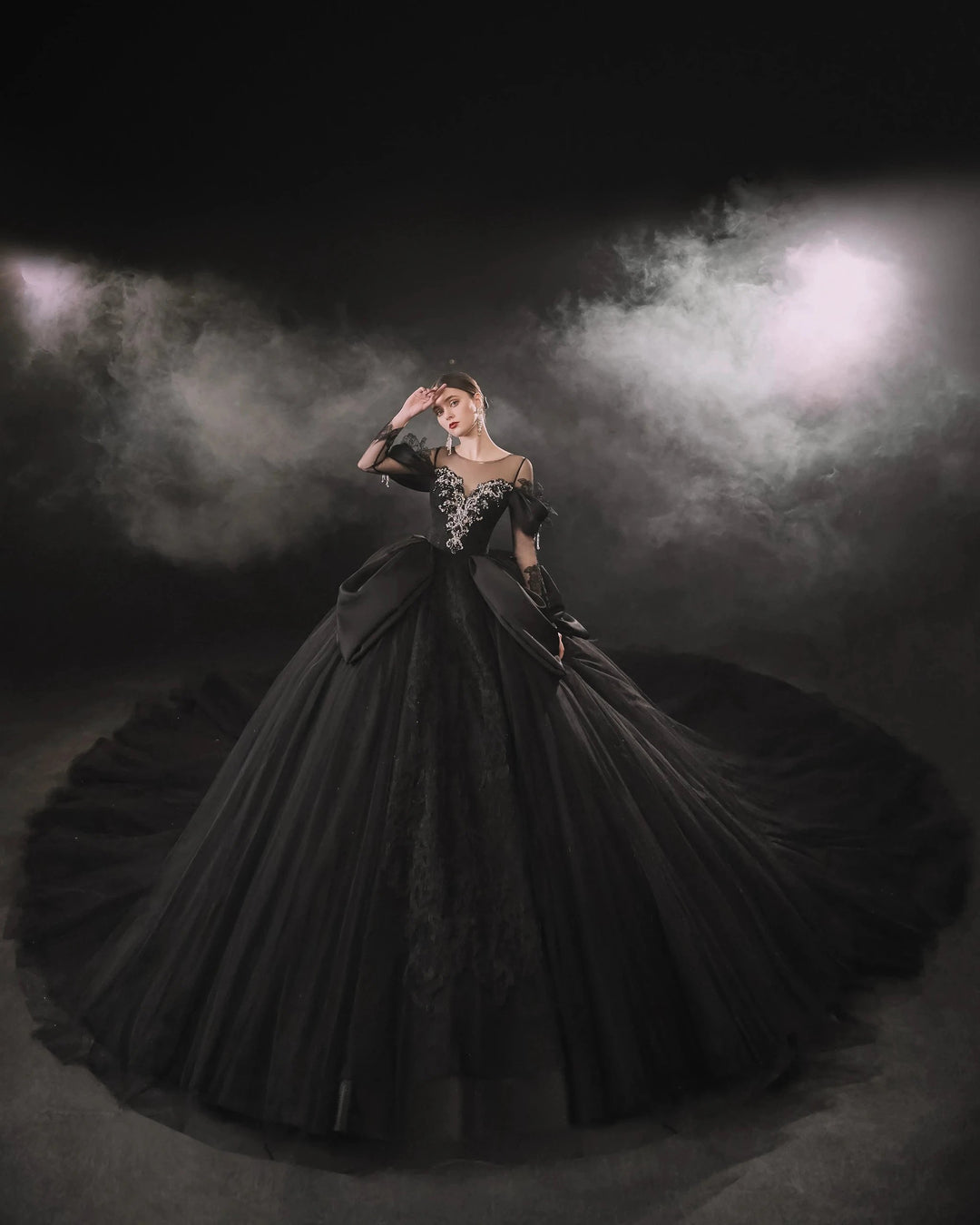 Abito da sposa nero drammatico con gonna a palloncino, scollo a illusione, maniche a sbuffo in raso, pizzo perline e strascico oversize E-305