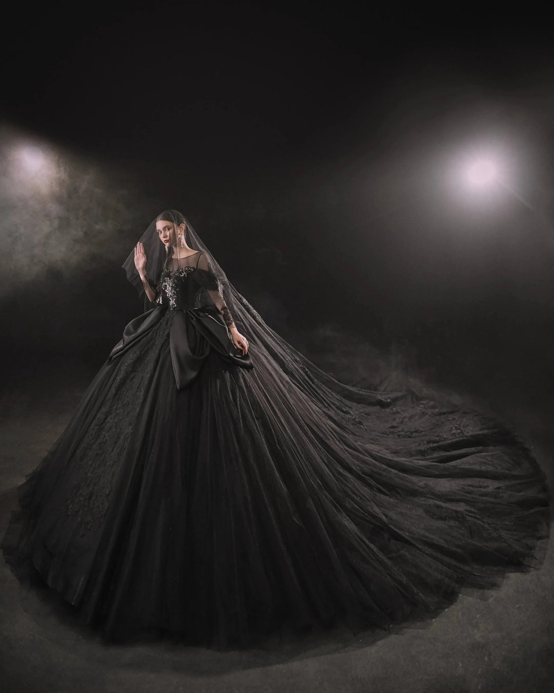 Abito da sposa nero drammatico con gonna a palloncino, scollo a illusione, maniche a sbuffo in raso, pizzo perline e strascico oversize E-305