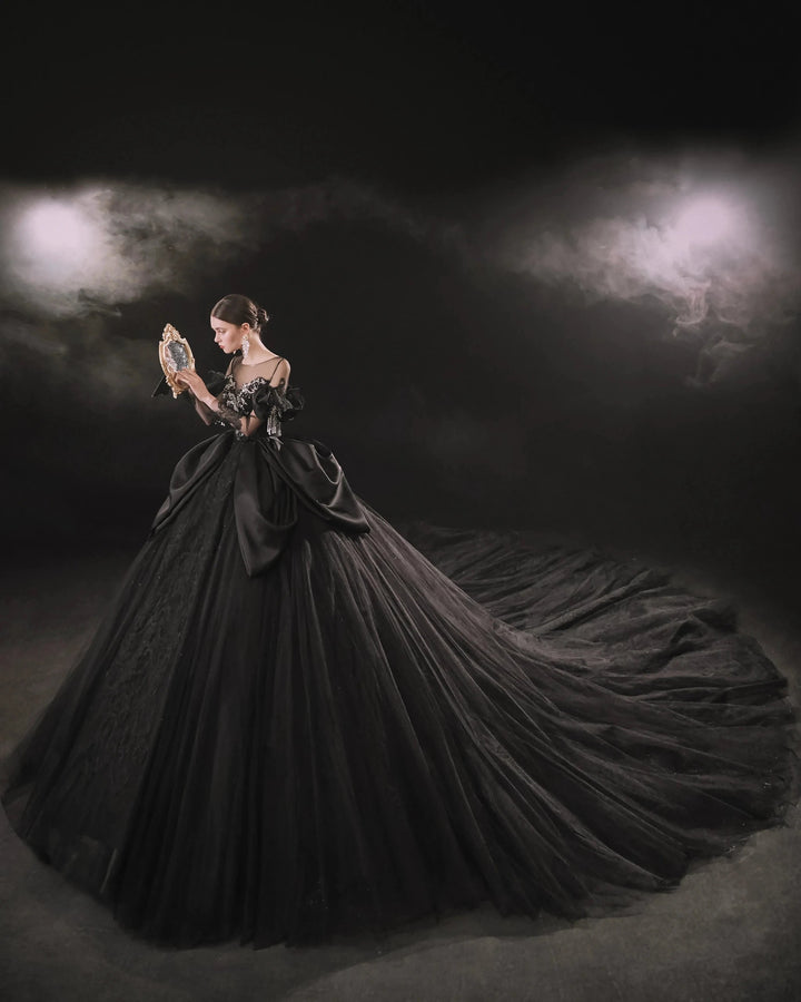 Abito da sposa nero drammatico con gonna a palloncino, scollo a illusione, maniche a sbuffo in raso, pizzo perline e strascico oversize E-305
