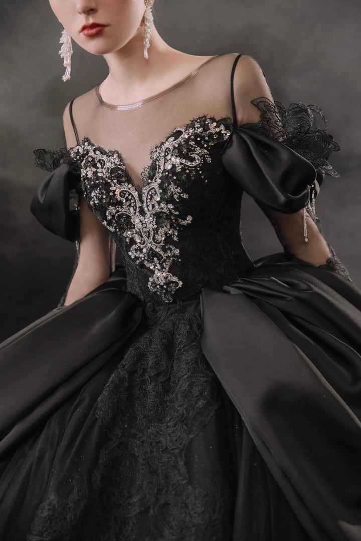 Abito da sposa nero drammatico con gonna a palloncino, scollo a illusione, maniche a sbuffo in raso, pizzo perline e strascico oversize E-305