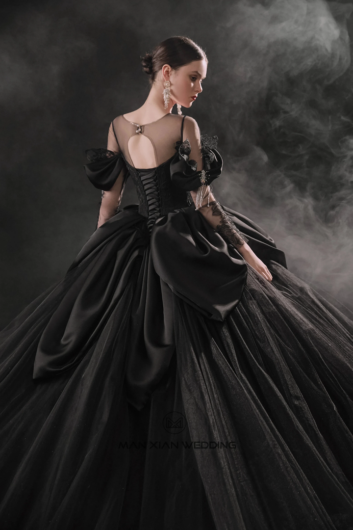 Abito da sposa nero drammatico con gonna a palloncino, scollo a illusione, maniche a sbuffo in raso, pizzo perline e strascico oversize E-305