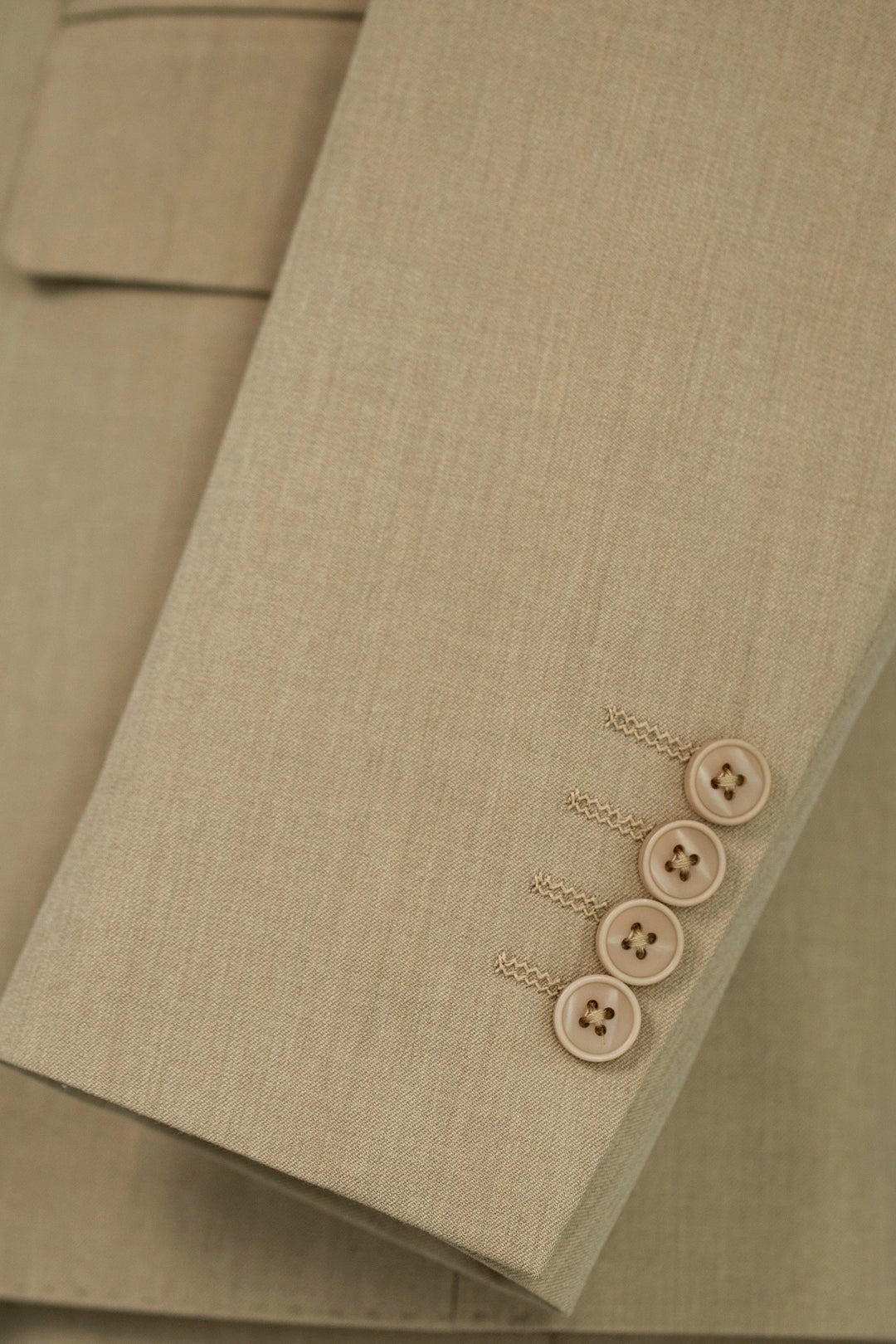 Beige Linen Blend 3-Piece Wedding Suit | Tailored Groom &amp; Groomsmen Attire by 男装