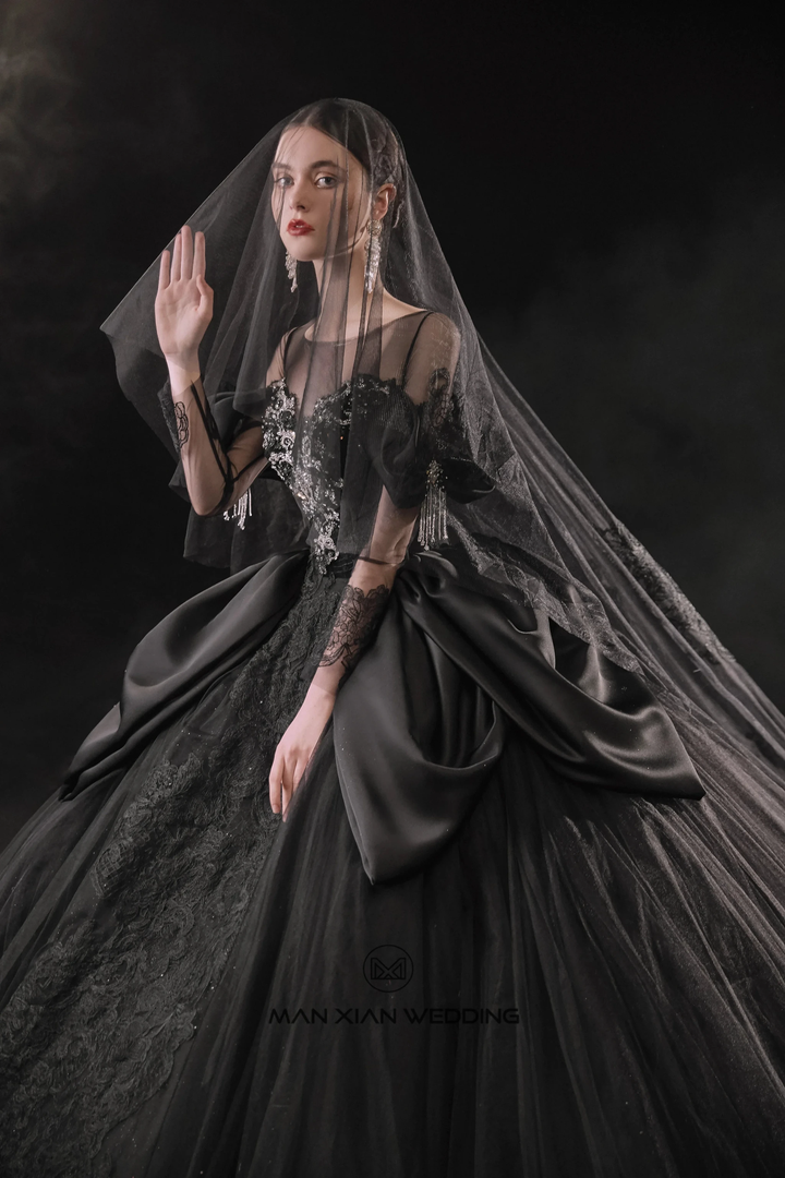 Abito da sposa nero drammatico con gonna a palloncino, scollo a illusione, maniche a sbuffo in raso, pizzo perline e strascico oversize E-305