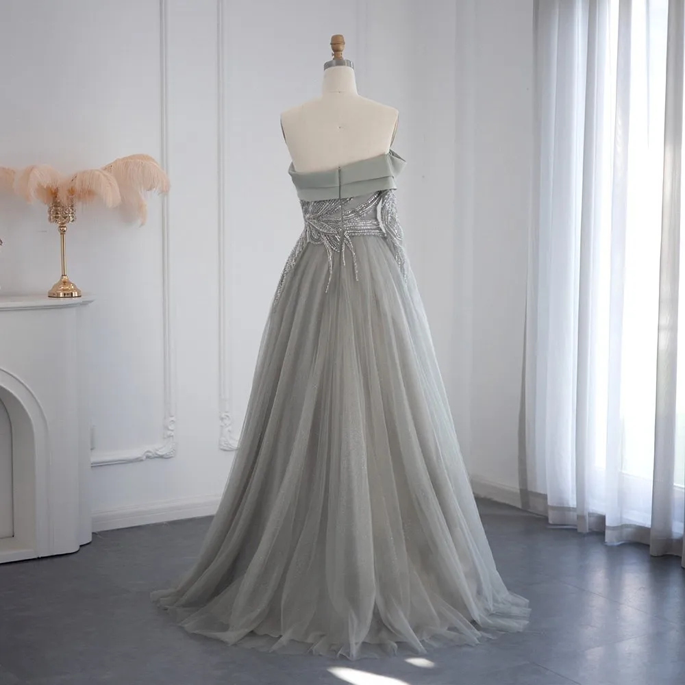 Abito da ballo a linea A con scollatura asimmetrica, maniche lunghe e decorato con paillettes