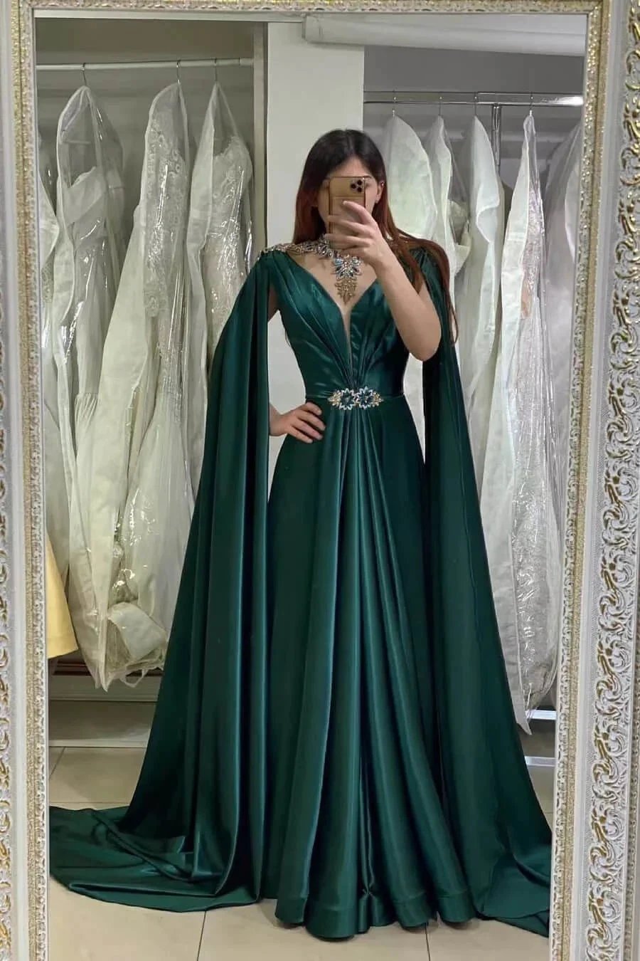 Robe longue de bal à encolure en V et jupe évasée avec volants, perles et cape