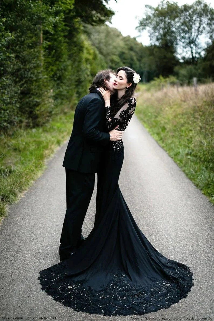 Abito da sposa nero a maniche lunghe a sirena con strascico spazzola