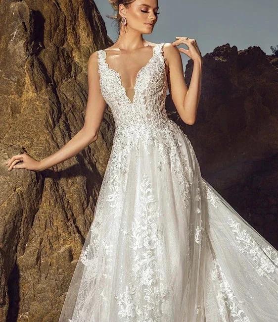 Chic Sleeveless V-Neck Wedding Dress Aline Tulle Brial Dress with Lace Appliques&amp; Pockets by misshow.com