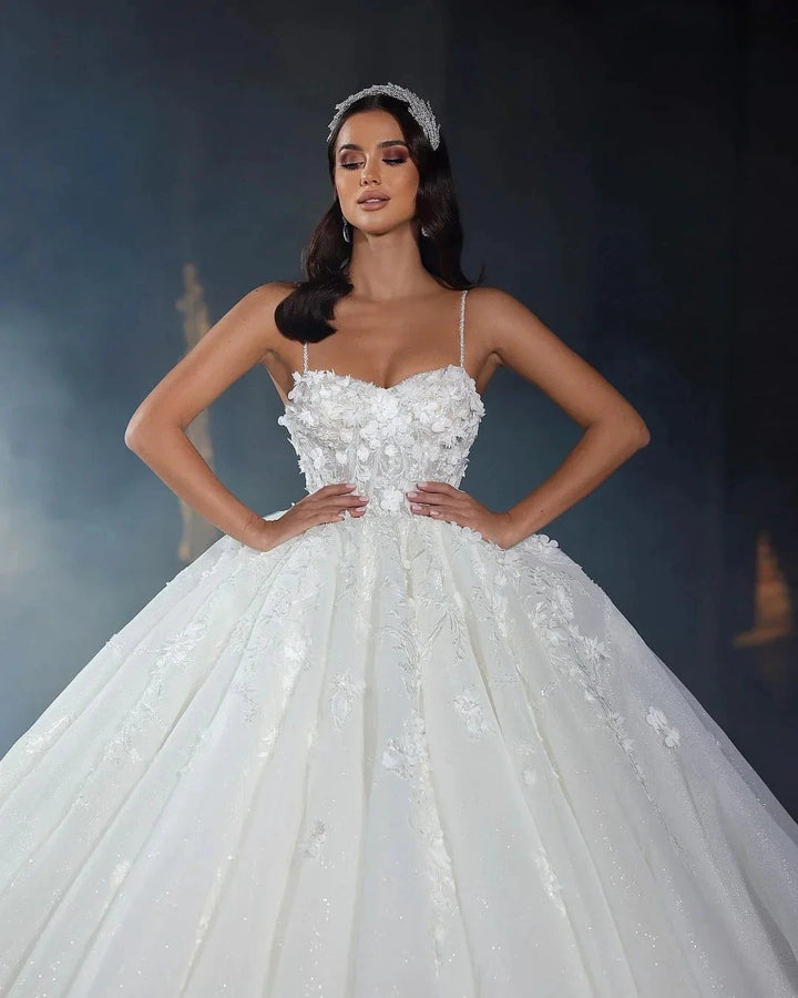 Abito da sposa lungo fino al pavimento, senza maniche, con spalline sottili a spaghetti, linea a trapezio, in pizzo con volant