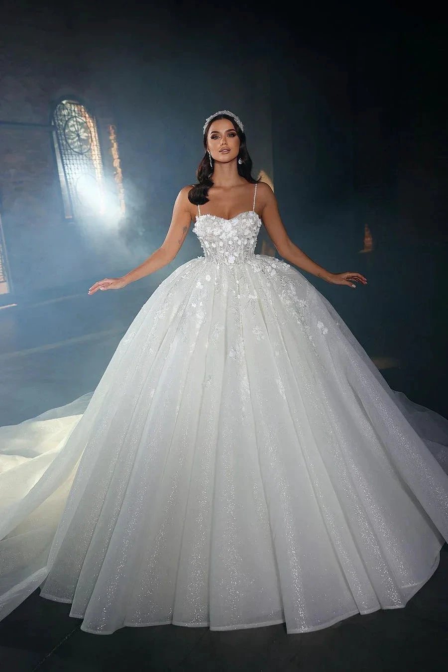 Abito da sposa lungo fino al pavimento, senza maniche, con spalline sottili a spaghetti, linea a trapezio, in pizzo con volant