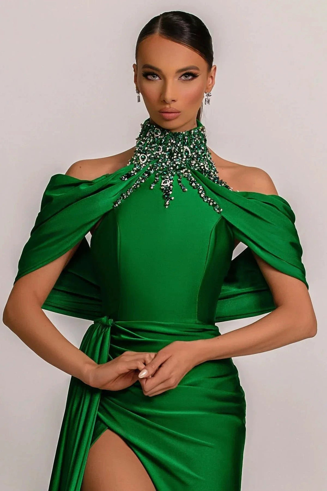 Salbeigrünes Neckholder-Ballkleid mit eleganten Falten und schillernden Strass-Details