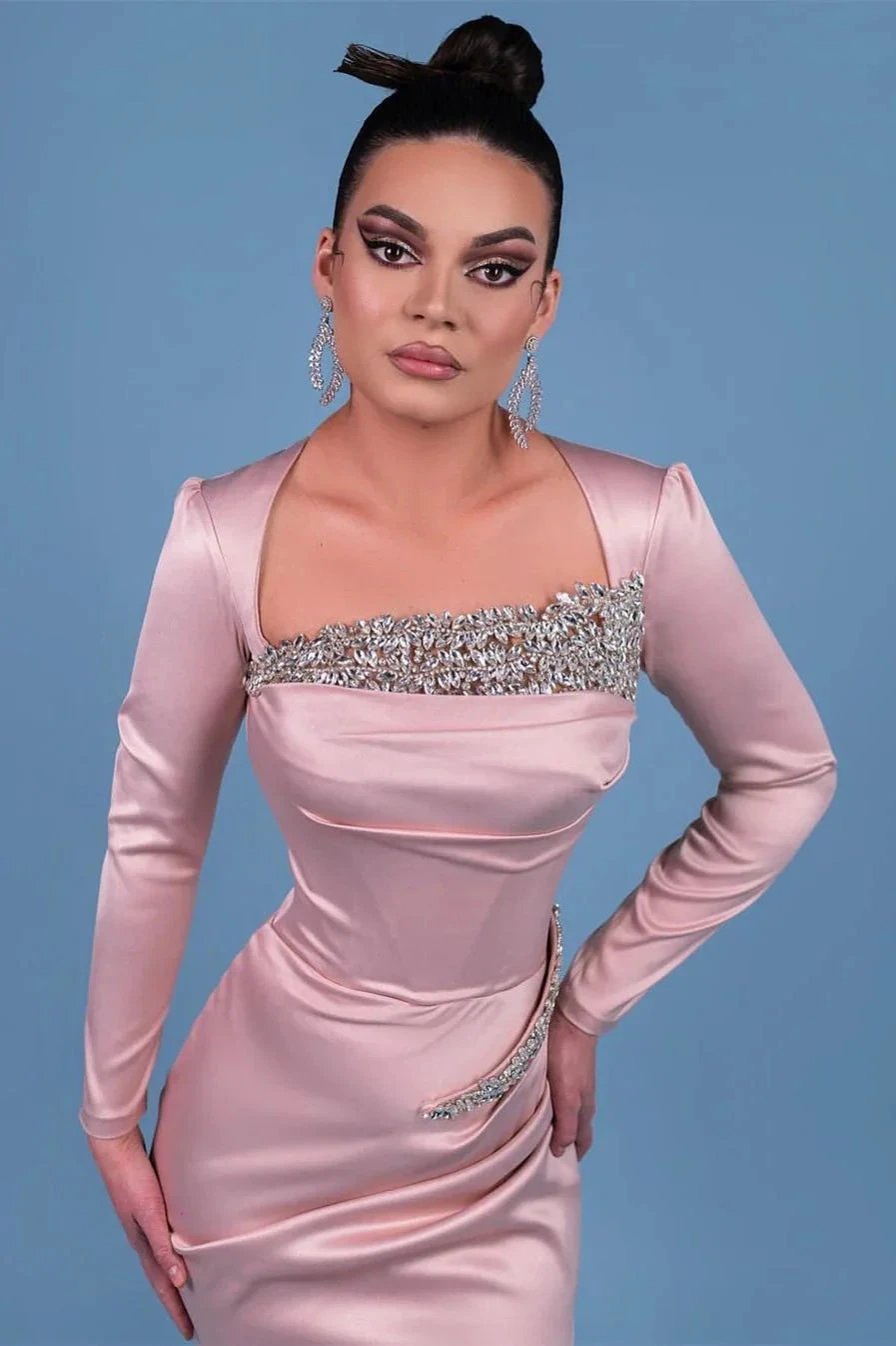 Vestidos de Baile Elegantes Cor-de-Rosa com Mangas Longas de Cetim e Pedras Brilhantes