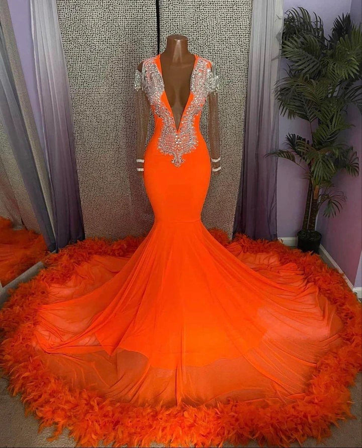Splendido abito da sera arancione con scollo a V, pizzo e frange, maniche lunghe, stile sirena