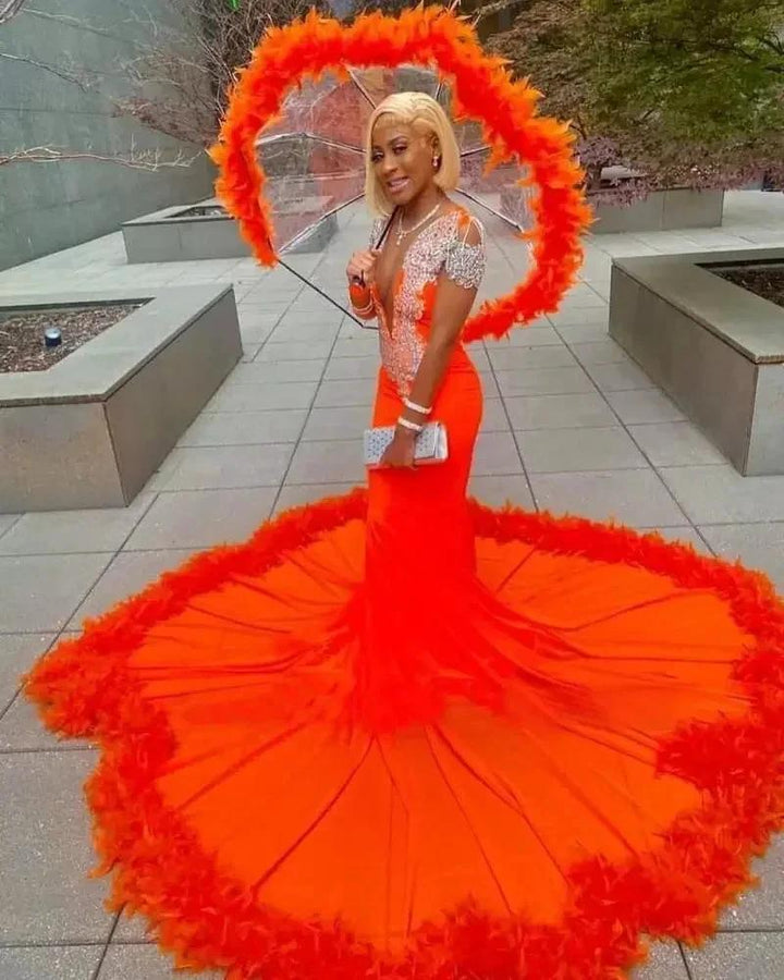Splendido abito da sera arancione con scollo a V, pizzo e frange, maniche lunghe, stile sirena