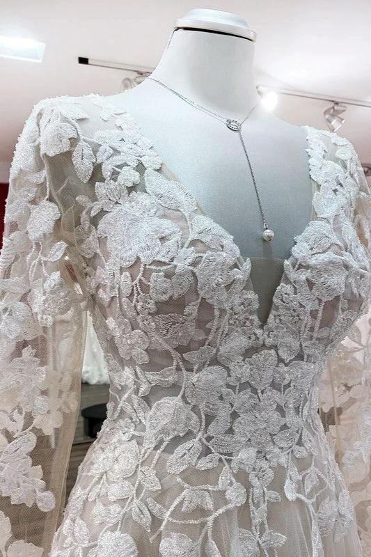Vestidos de Noiva Marfim em Linha A com Tule, Mangas Compridas, Aplicações de Renda e Costas Descobertas