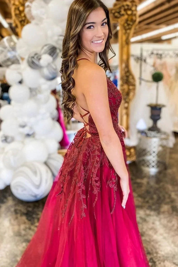 Vestido longo de baile formal com decote em V, costas descobertas, tule e renda, corte evasê e fenda