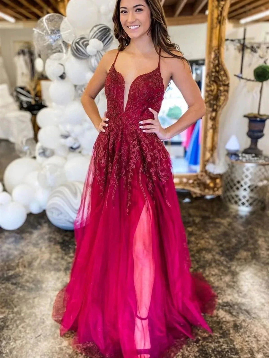 Vestido longo de baile formal com decote em V, costas descobertas, tule e renda, corte evasê e fenda