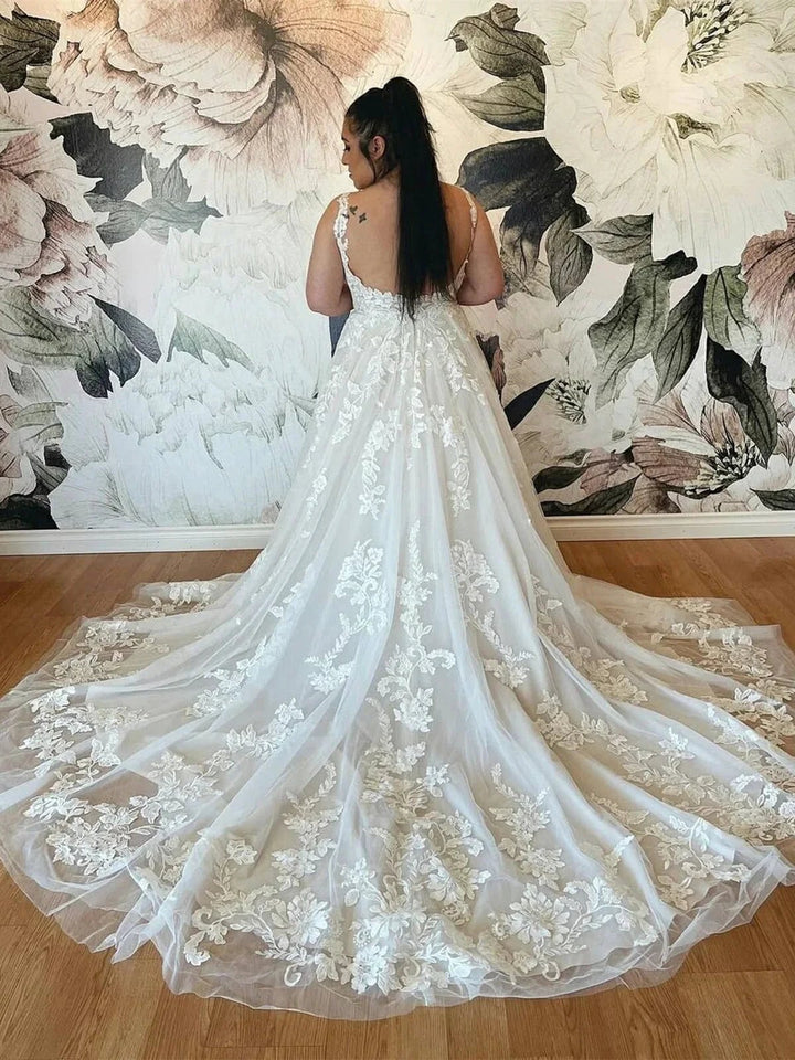 Abito da sposa bianco lungo a linea ad A con scollo a V, pizzo in tulle e schiena scoperta