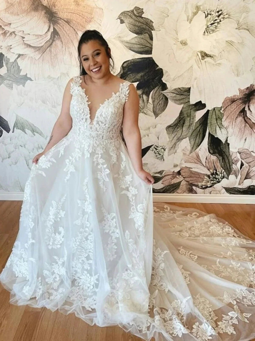 Abito da sposa bianco lungo a linea ad A con scollo a V, pizzo in tulle e schiena scoperta