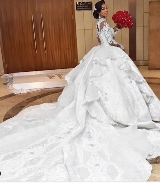 Abito da sposa lungo a palloncino con collo alto, applicazioni scintillanti e maniche in raso
