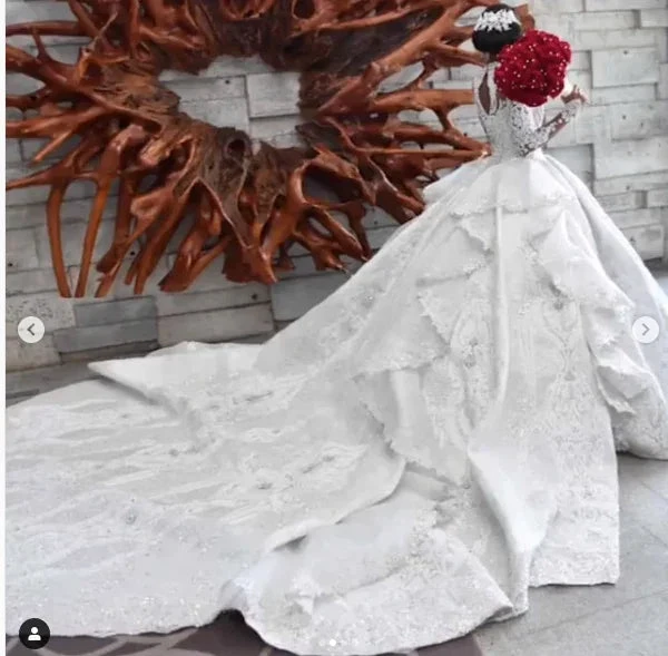 Abito da sposa lungo a palloncino con collo alto, applicazioni scintillanti e maniche in raso