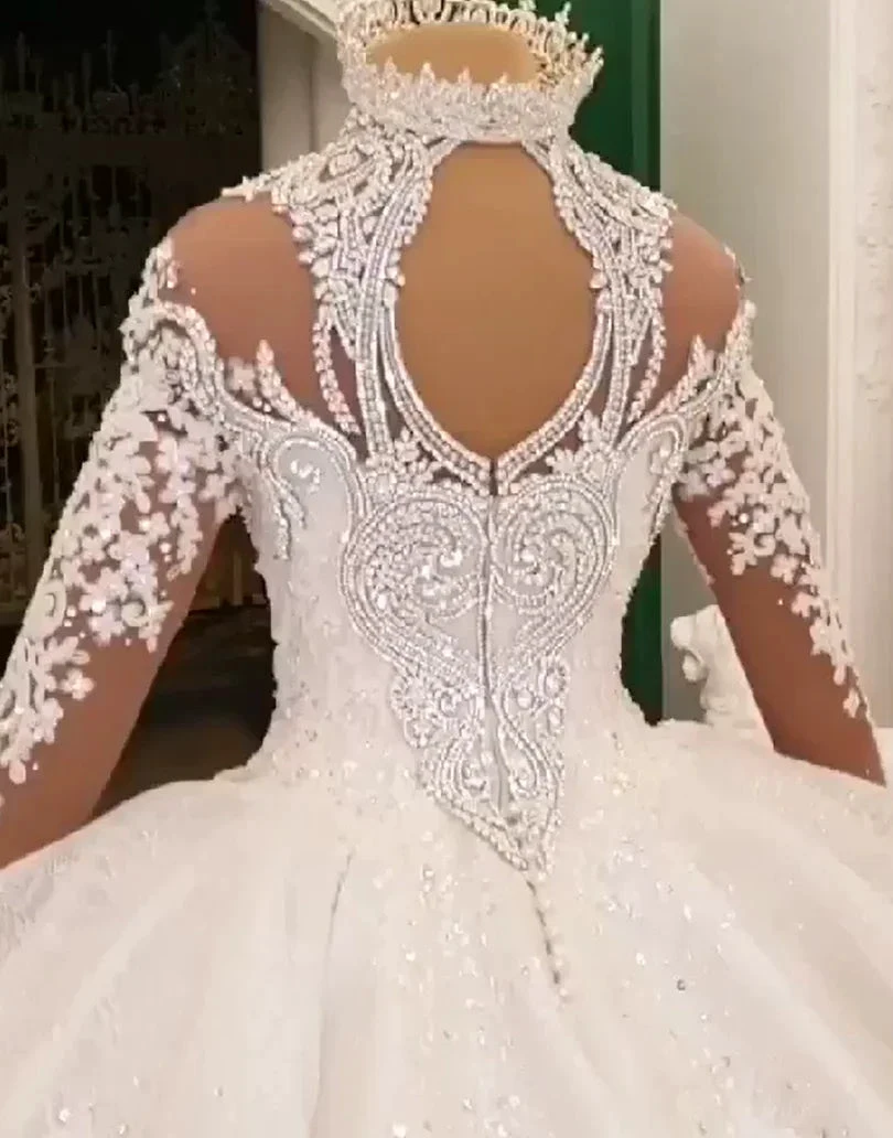 Abito da sposa lungo a palloncino con collo alto, applicazioni scintillanti e maniche in raso