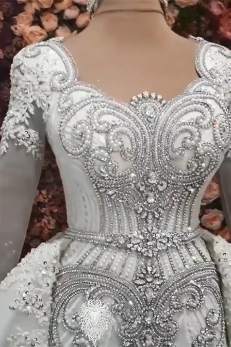 Abito da sposa lussuoso a linea ad A con maniche lunghe e perline, con strascico