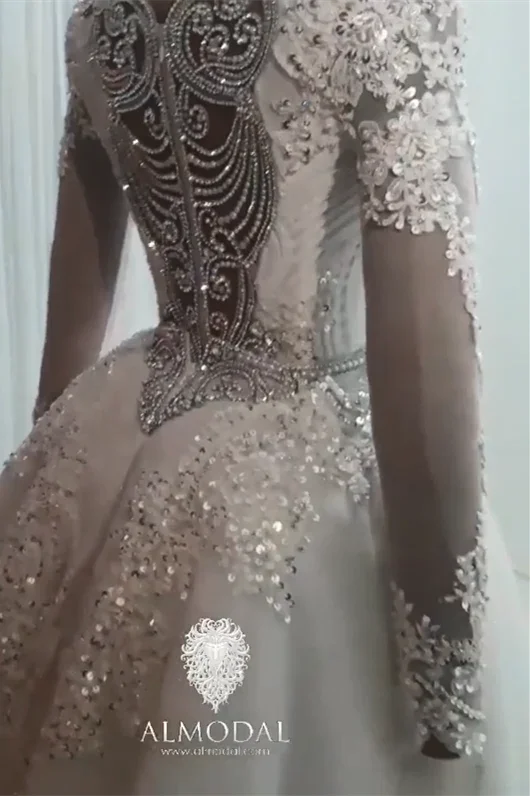 Abito da sposa lussuoso a linea ad A con maniche lunghe e perline, con strascico