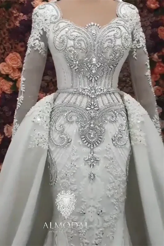 Abito da sposa lussuoso a linea ad A con maniche lunghe e perline, con strascico