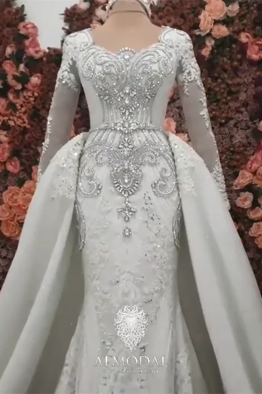 Abito da sposa lussuoso a linea ad A con maniche lunghe e perline, con strascico