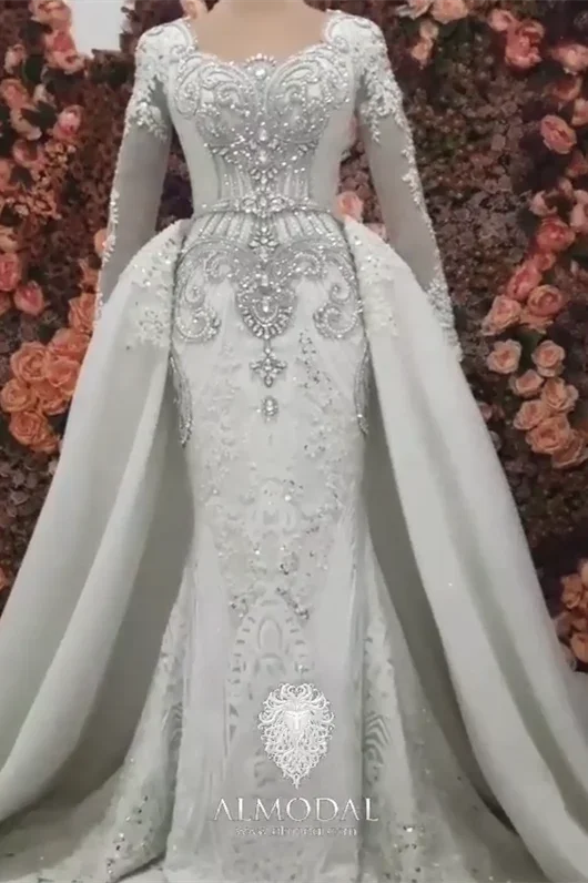 Abito da sposa lussuoso a linea ad A con maniche lunghe e perline, con strascico