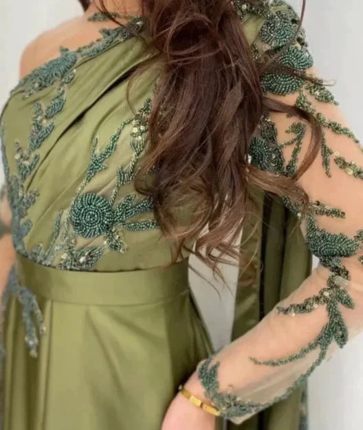 فستان سهرة بكتف واحد بأكمام طويلة وعباءة