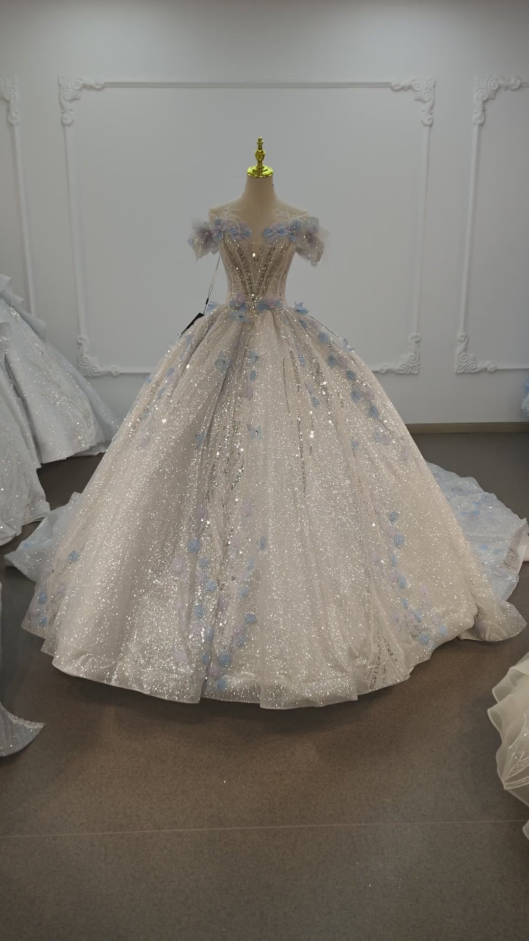Abito da sposa etereo a palloncino con scollo a barca, tulle con paillettes, fiori pastello tridimensionali e dettagli di piume Ye-2028