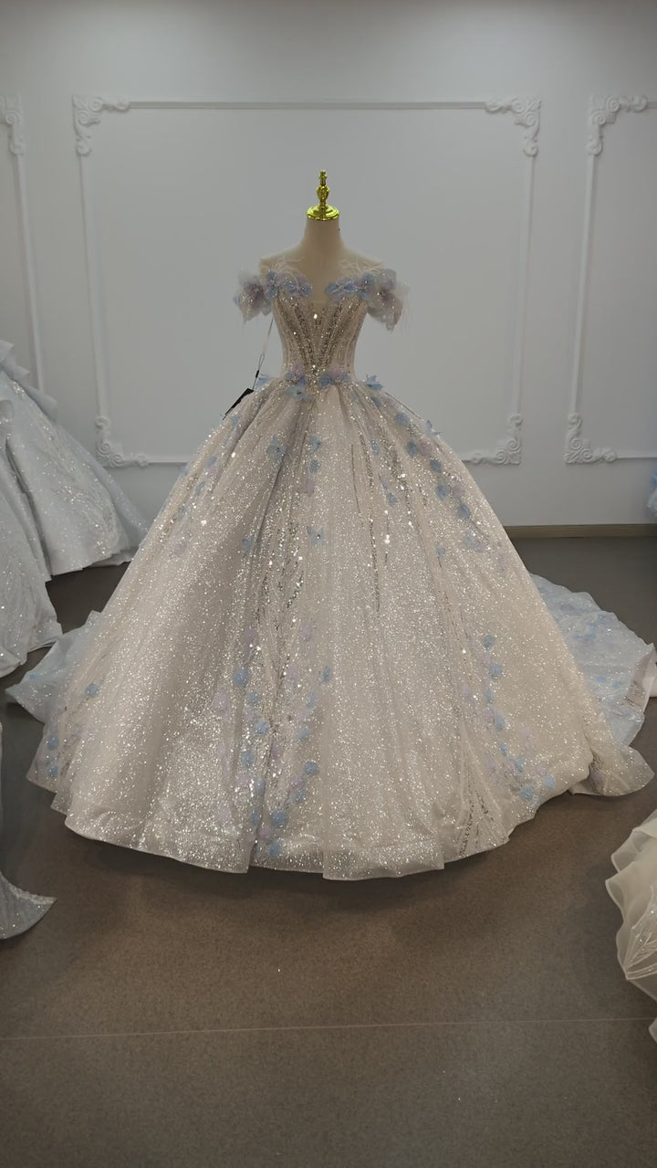 Abito da sposa etereo a palloncino con scollo a barca, tulle con paillettes, fiori pastello tridimensionali e dettagli di piume Ye-2028