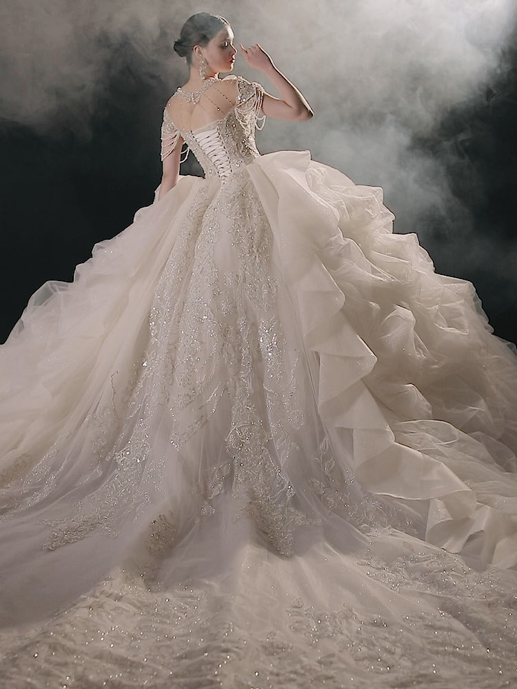 Glamouröses Ballkleid mit Illusion-Ausschnitt, Perlen- und Spitzenbesatz, Fransen und Rüschenschleppe – Hochzeitskleid E-307