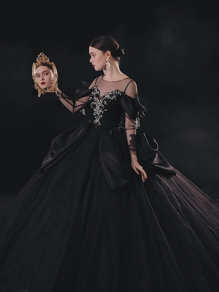 Abito da sposa nero drammatico con gonna a palloncino, scollo a illusione, maniche a sbuffo in raso, pizzo perline e strascico oversize E-305