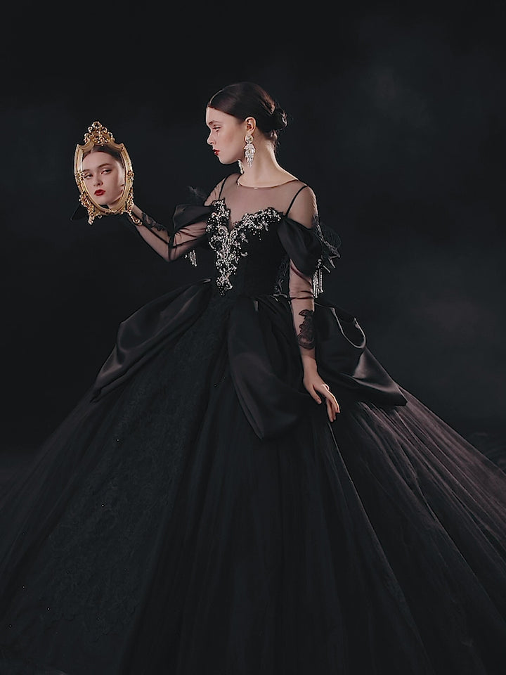 Abito da sposa nero drammatico con gonna a palloncino, scollo a illusione, maniche a sbuffo in raso, pizzo perline e strascico oversize E-305