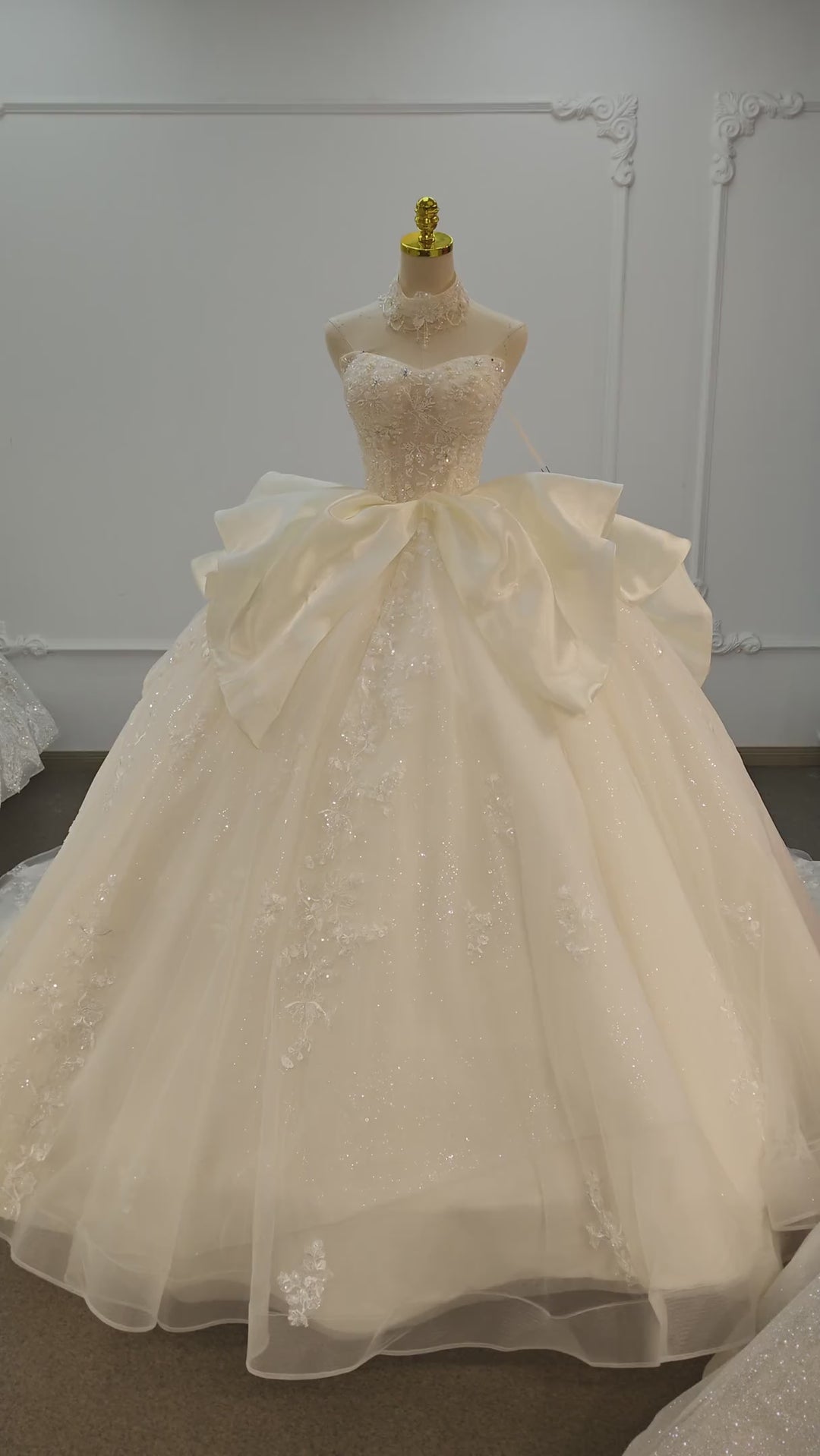 Elfenbeinfarbenes, trägerloses Ballkleid aus Spitze mit Choker-Kragen und Schleifenrock
