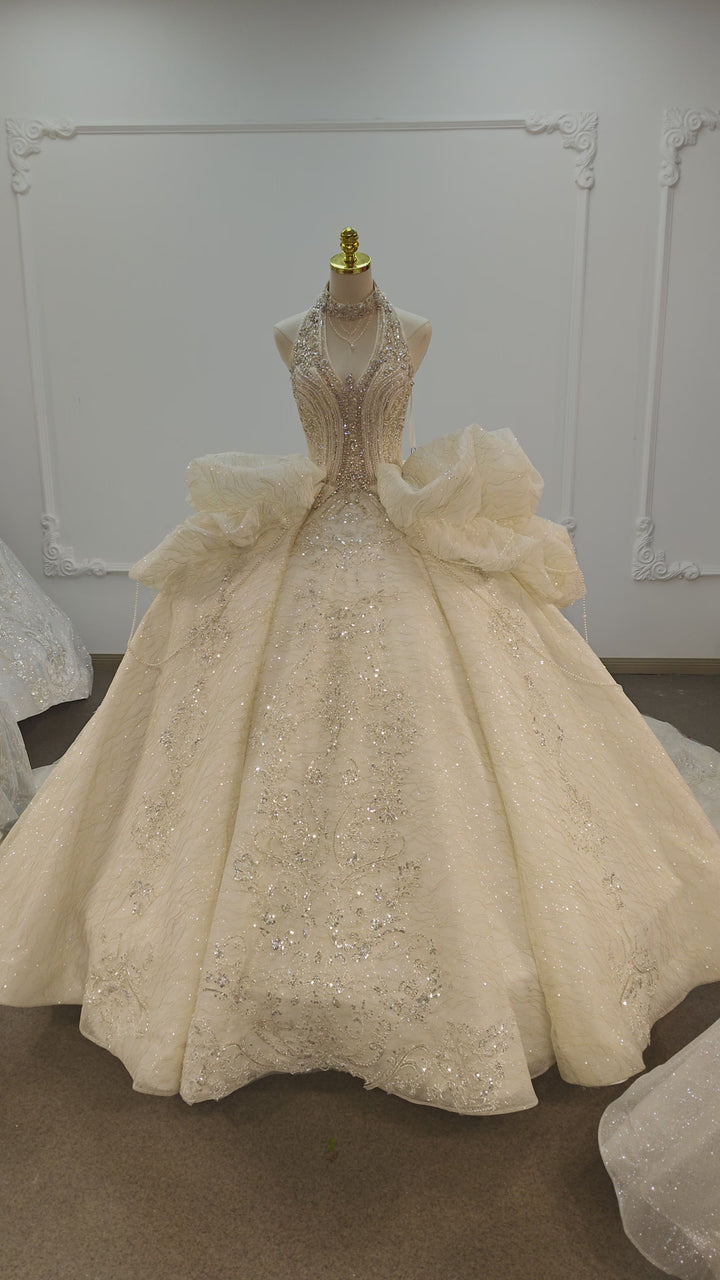 Abito da sposa sontuoso con scollo all&