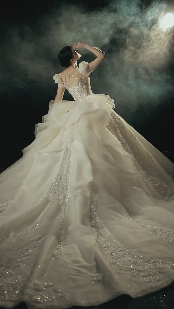 Robe de bal magnifique à manches bouffantes, décolleté en cœur, en dentelle perlée avec traîne à volants E-309