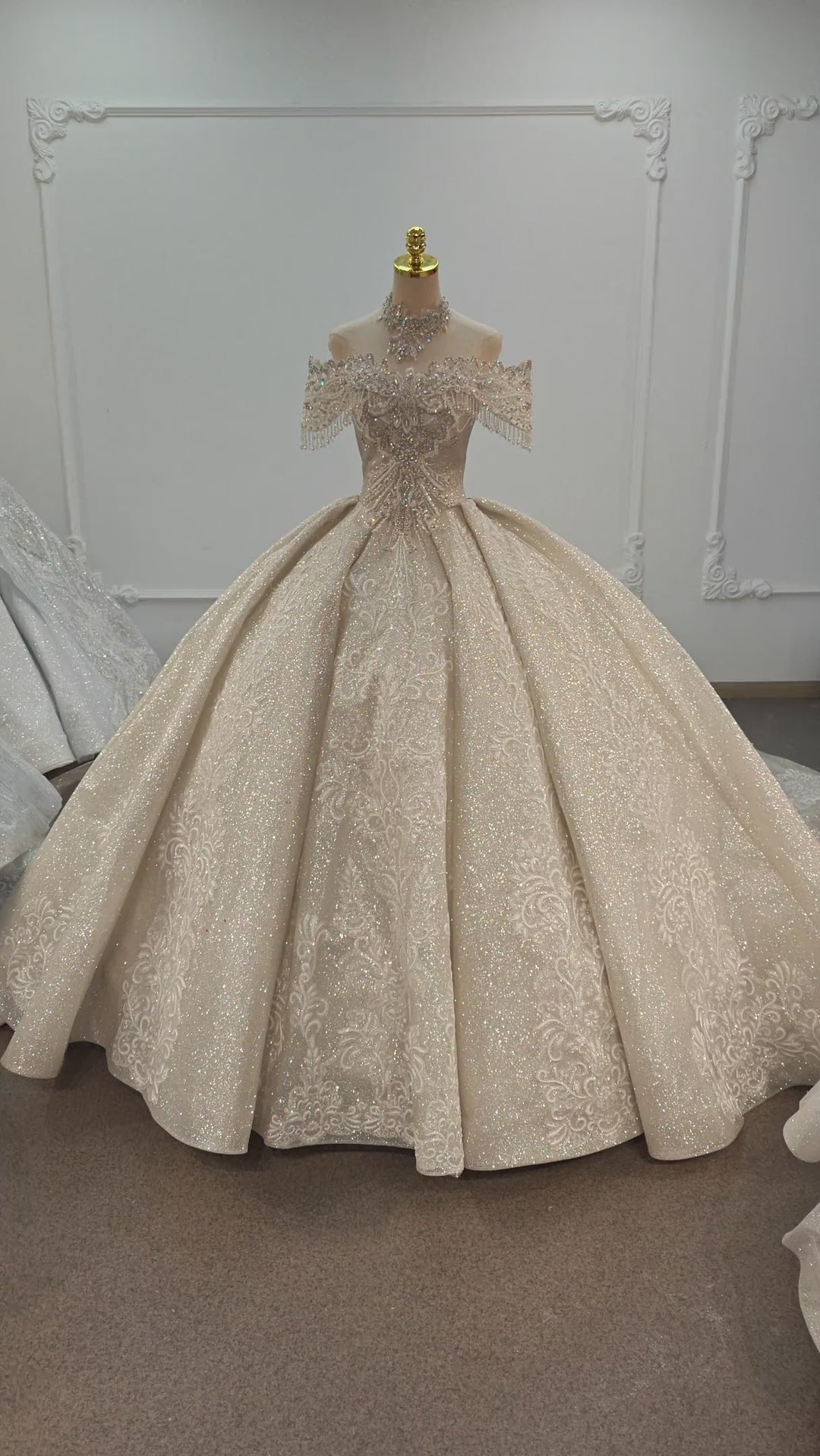 Robe de bal scintillante champagne à épaules dénudées, bustier à franges de cristal et traîne brodée