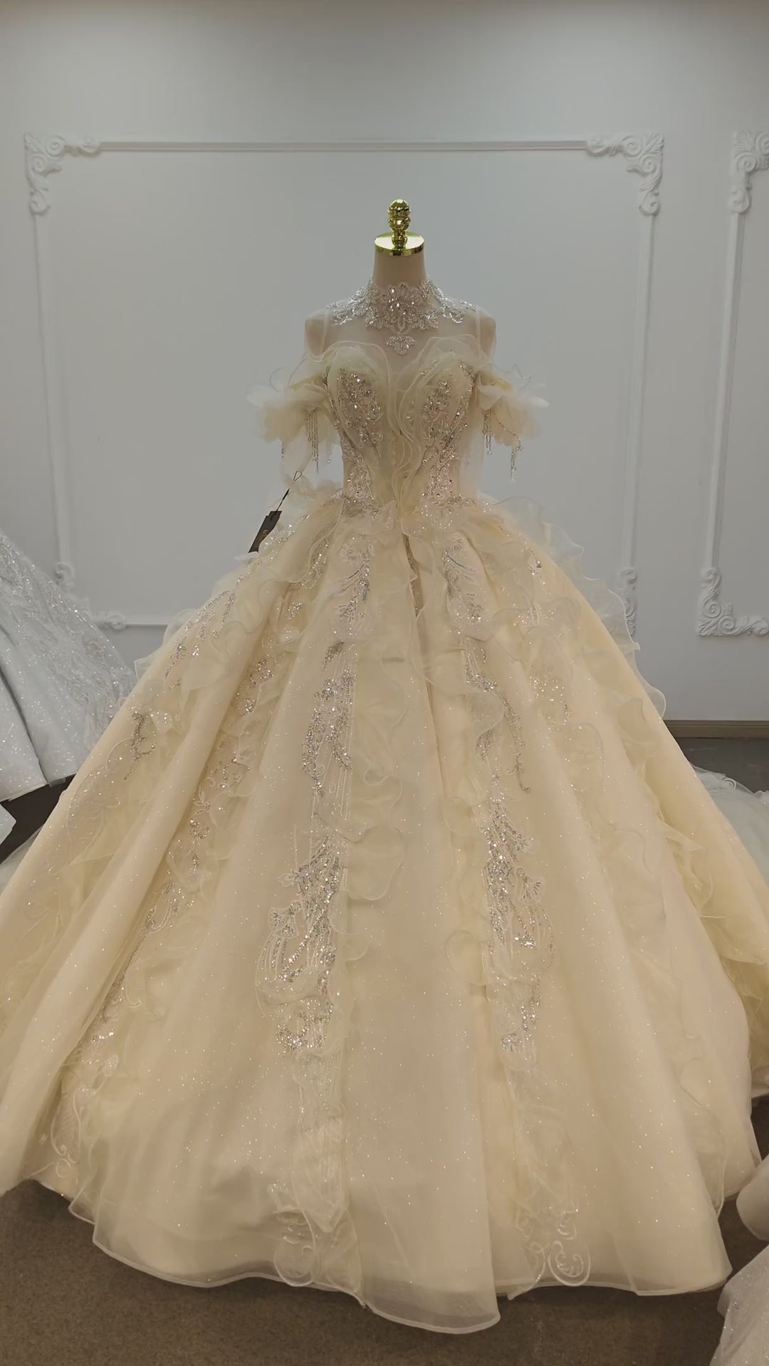 Cremefarbenes, schimmerndes schulterfreies Ballkleid mit kristallbesticktem Rock und Fransenkragen