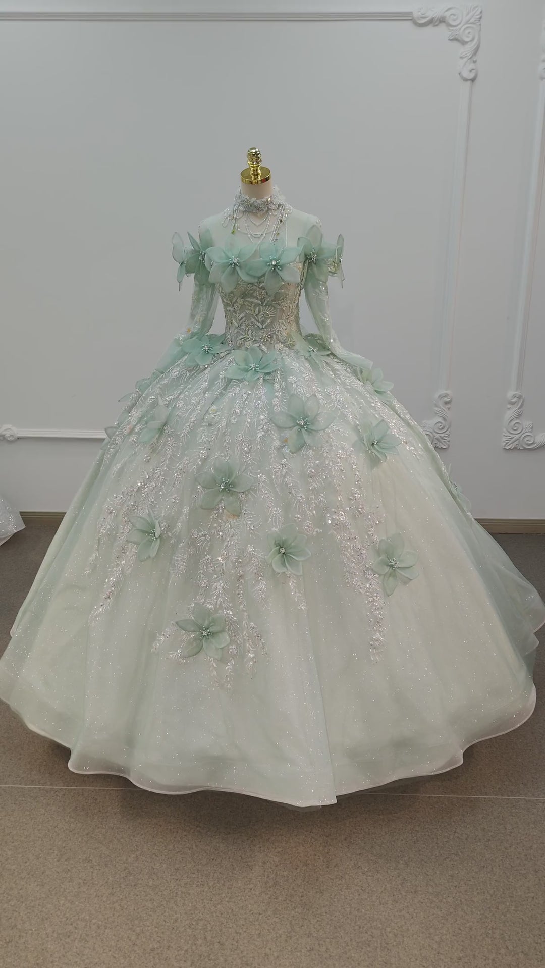Märchenhaftes mintgrünes Ballkleid mit hohem Kragen, 3D-Organzablumen und Kristallstickerei Ye-2025