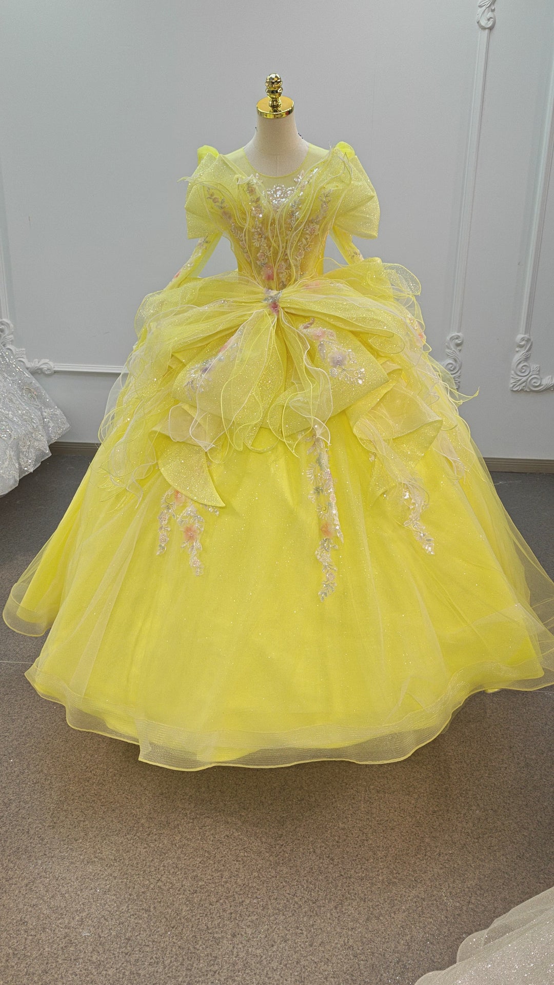 Strahlend gelbes, hochgeschlossenes Ballkleid-Brautkleid mit Rüschentüll, 3D-Blumenstickerei und Korsettrücken Ye-2031